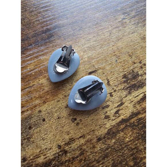 Vintage 1980s Clip On Earrings Plastic Teardrop Shape Gray - Picture 2 of 3